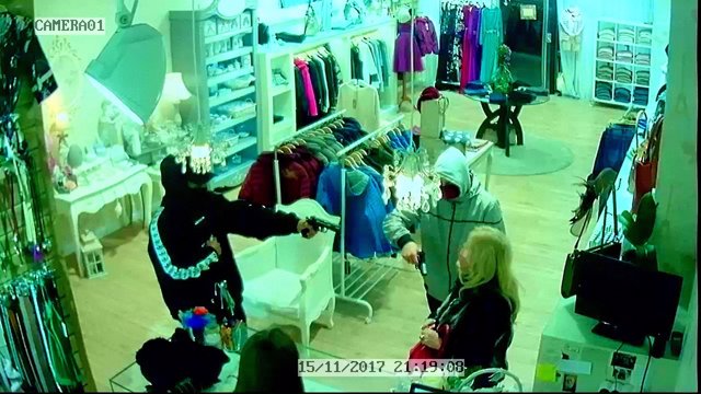 Detienen a tres menores que asaltaron una tienda de ropa en Ibiza con armas de fuego simuladas