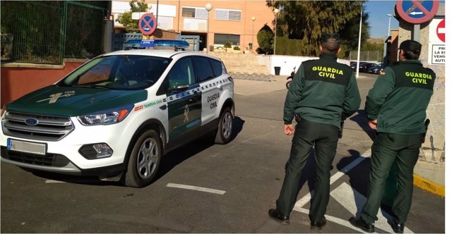 Dos agentes y un coche en Crevillent