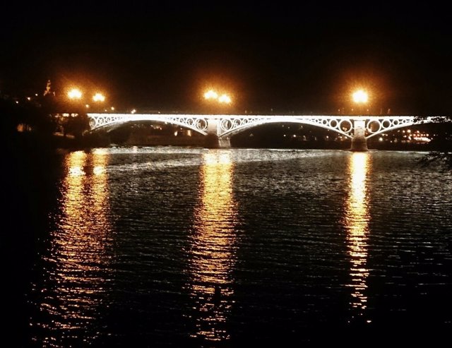 El río Guadalquivir y el puente de Triana, Sevilla