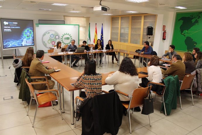 Foto Y Nota De Prensa: Extenda Informa A Firmas De Cosmética Andaluzas Sobre Las