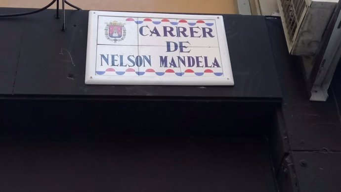 Nelson Mandela sustituyó a Primo de Rivera, que recuperó su calle por sentencia