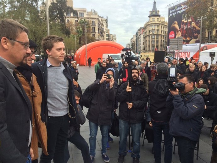 Xavier Domènech i Vicenç Navarro (CatECP) amb l'escriptor Owen Jones