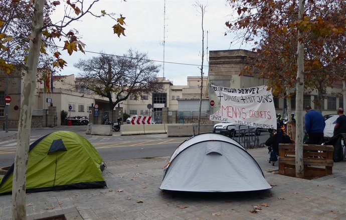 Agentes de la Policía Municipal de Sabadell acampan ante la comisaría