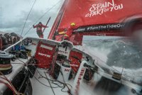 El 'MAPFRE' continúa su mano a mano con el 'Dongfeng'