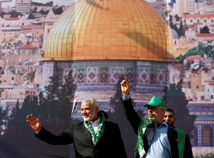 Ismail Haniye, acompañado por Yehya al Sinwar, líder de Hamás en Gaza