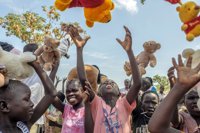 Cientos de osos de peluche para los niños sursudaneses refugiados en Uganda