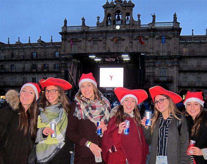 Jóvenes este jueves esperando a la celebración.                               