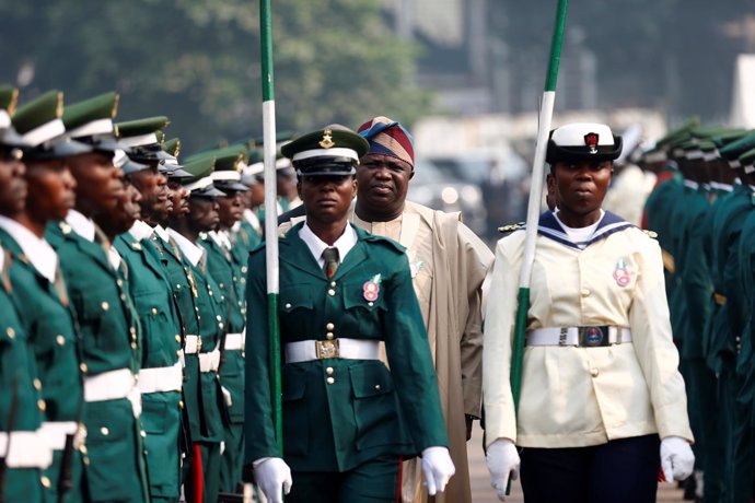 El gobernador de Lagos, Akinwunmi Ambode, junto al Ejército de Nigeria. 