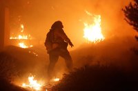 Muere un bombero durante las labores de extinción del fuerte incendio forestal que arrasa el sur de California