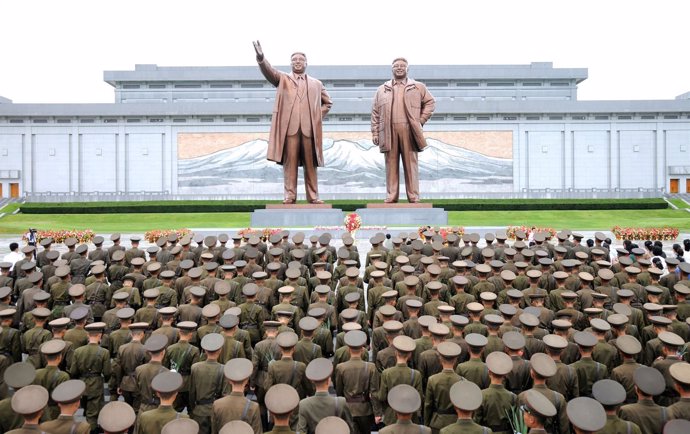Militares ante las estatuas de Kim Il Sung y Kim Jong Il en Pyongyang