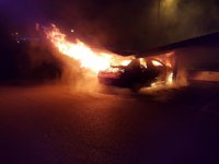 Calcinados dos coches en el aparcamiento de una urbanización de la playa de San Juan