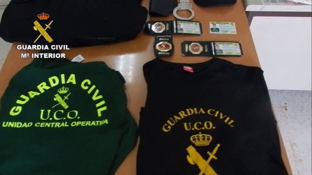 Placas y ropa de Guardia Civil falsa intervenida en la operación Kodiac