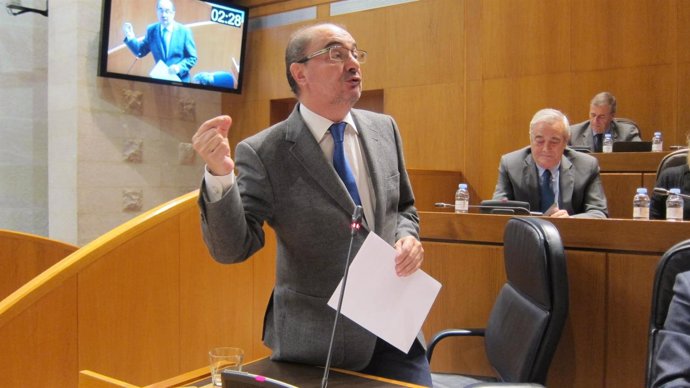 Javier Lambán interviene desde su escaño en el pleno de las Cortes