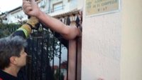 Un hombre se atraviesa el brazo con la punta de lanza de la valla de su casa al ir a saltarla en El Campello