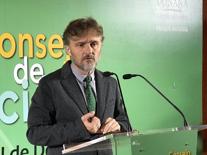 El consejero de Medio Ambiente,  José Fiscal, en Almonte (Huelva)