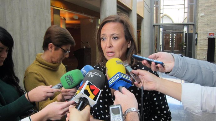 Mayte Pérez atendiendo a los medios en los pasillos de las Cortes