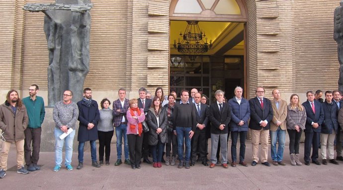 Minuto de silencia en el Ayuntamiento de Zaragoza.