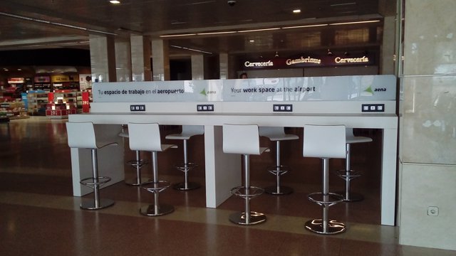 Resultado de imagen de El Aeropuerto de Jerez cuenta con áreas de trabajo con enchufes y entradas USB