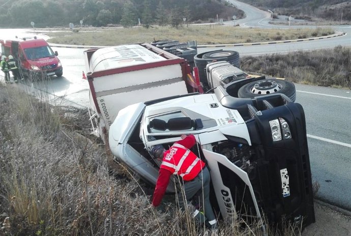 Vuelco de un camión en la incorporación a la AP15