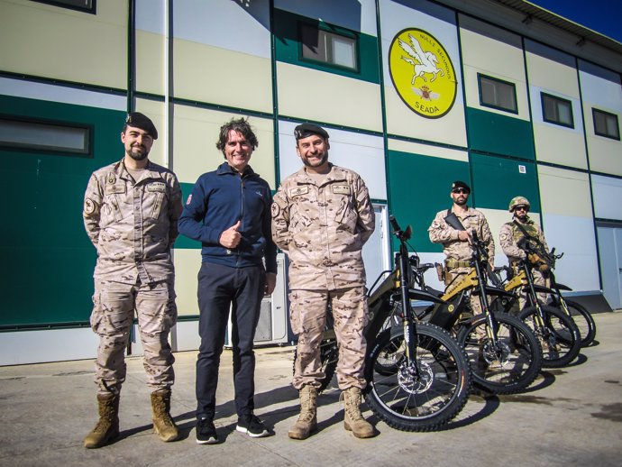 Entrega de las moto-bikes de Bultaco al Ejército