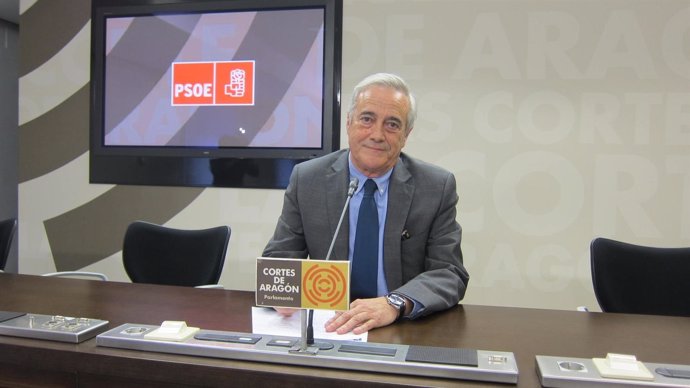 El portavoz del PSOE en las Cortes, Javier Sada, en rueda de prensa hoy