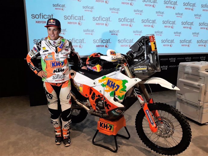La piloto española Laia Sanz presenta su moto para el Dakar 2018