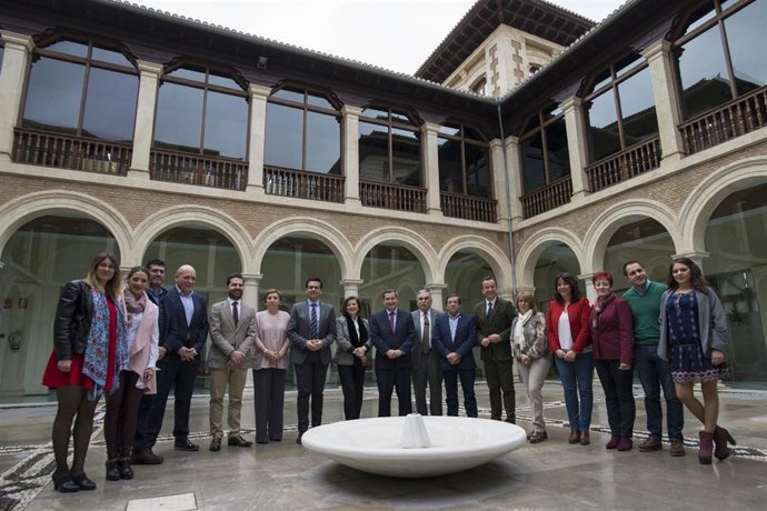 Foto de familia tras la firma del acuerdo institucional por la infancia