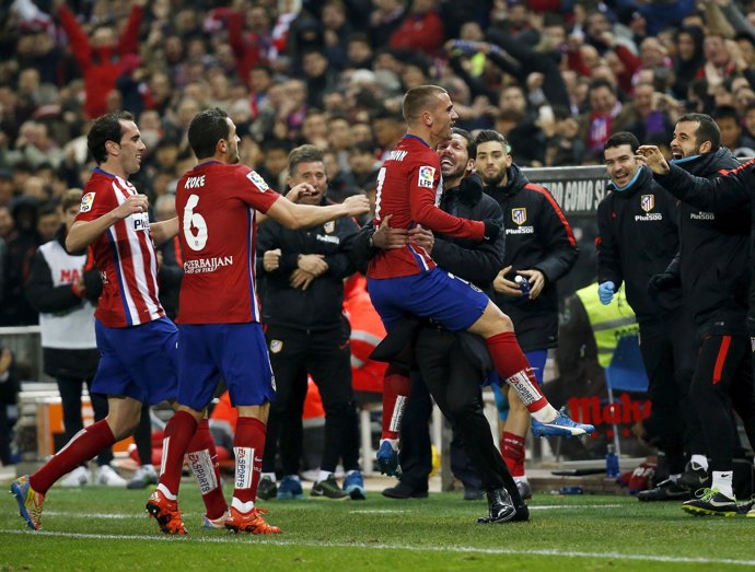  Antoine Griezmann celebrando el gol con Diego Simeone