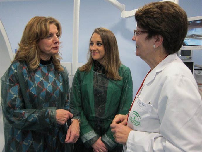 La consejera (izda.), junto a la delegada del Gobierno andaluz, Esther Ruiz