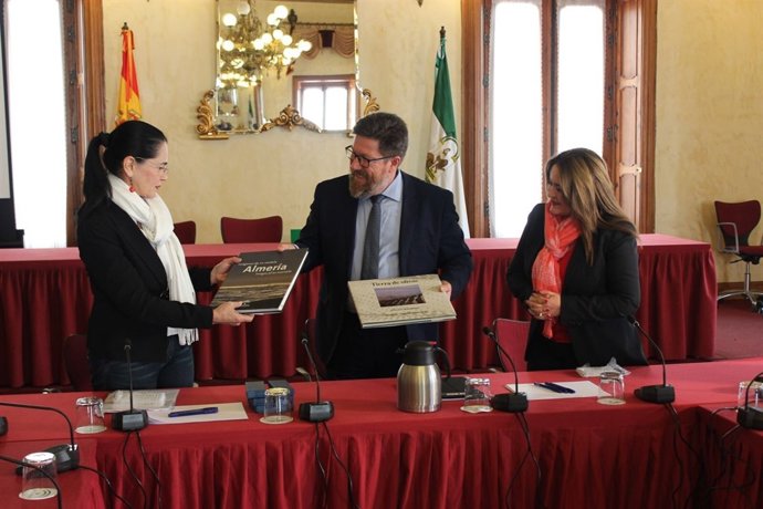 El consejero de Agricultura entrega libros a una delegación de Ecuador