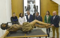 El consejero de Cultura visita el IAPH para conocer la restauración de la imagen del Cristo de la Agonía