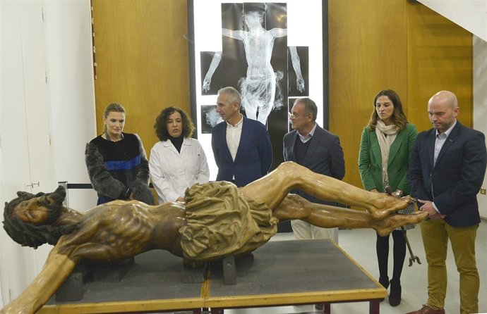 Visita el IAPH para conocer la restauración de la imagen del Cristo de la Agonía