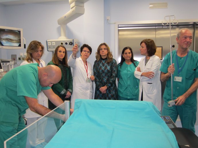 La consejera (centro) en la visita al nuevo quirófano