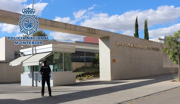 Nota De Prensa: Una Señora Devuelve A La Policía Nacional 600 Euros Que Encontró