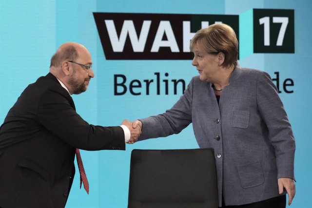 Shulz estrecha la mano a Merkel durante el debate postelectoral
