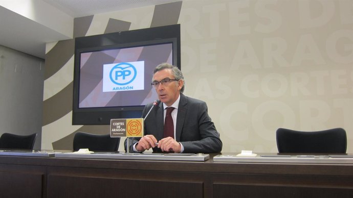 El presidente del PP-Aragón, Luis María Beamonte, en rueda de prensa en Cortes