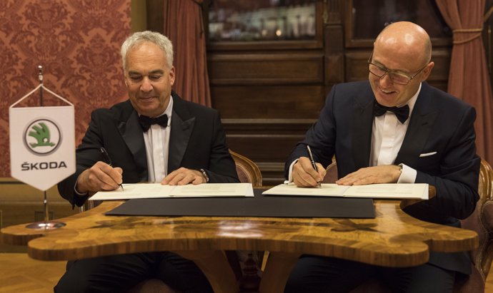 Firma del acuerdo entre Skoda y Champion Motors