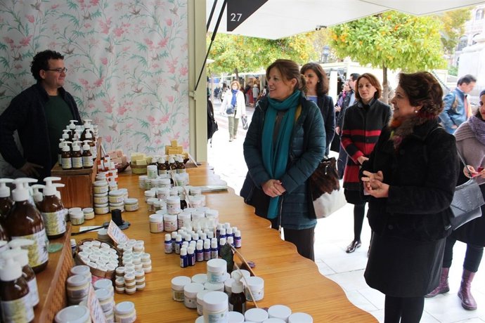 Nota De Prensa Y Fotografías. Mercado Navideño Artesanía