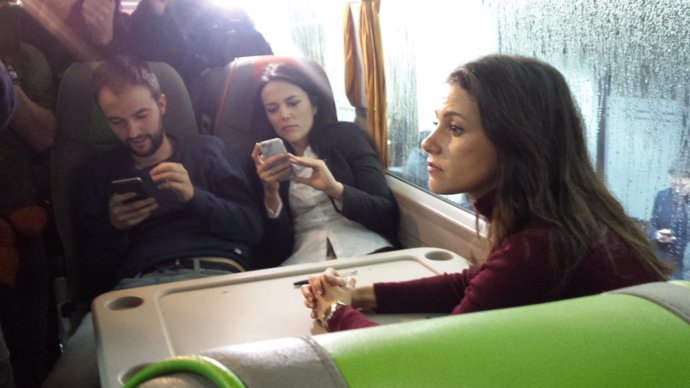 Inés Arrimadas (Cs) cumple la tradición de subir al bus con los periodistas