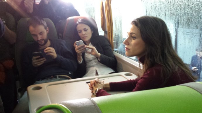  Inés Arrimadas (Cs) compleix la tradició de pujar al bus amb els periodistes