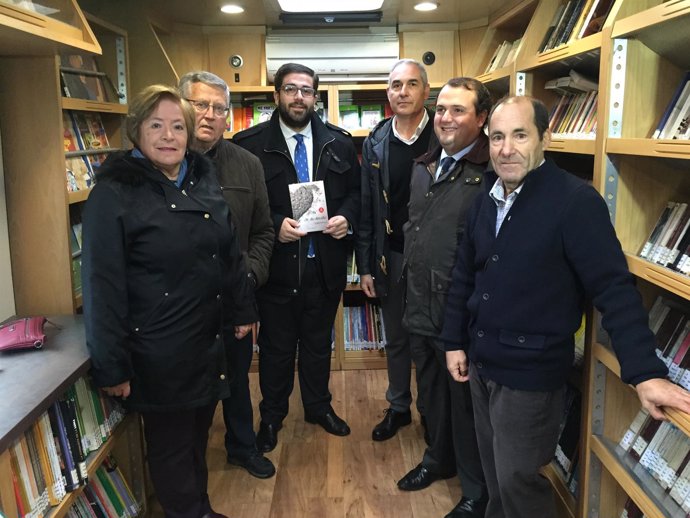 Ávila: Sánchez Cabrera en el interior de un bibliobus