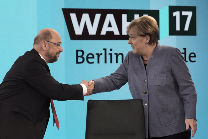 Shulz encaixa la mà a Merkel durant el debat postelectoral