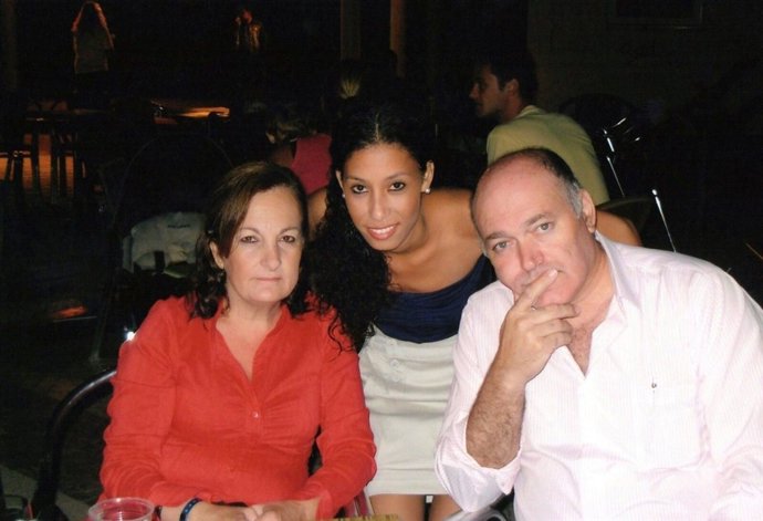 Maloma con sus padres adoptivos.