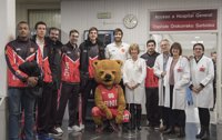 Jugadores de Basket Navarra visitan a los niños ingresados en el CHN