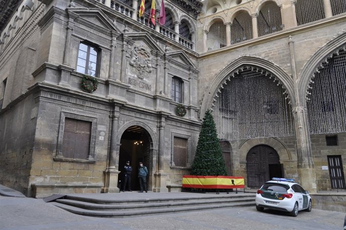 El Ayuntamiento de Alcañiz acoge la capilla ardiente de los dos guardias civiles