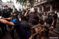 El Gobierno argentino culpa a la oposición de los disturbios que impidieron la votación de la reforma previsional