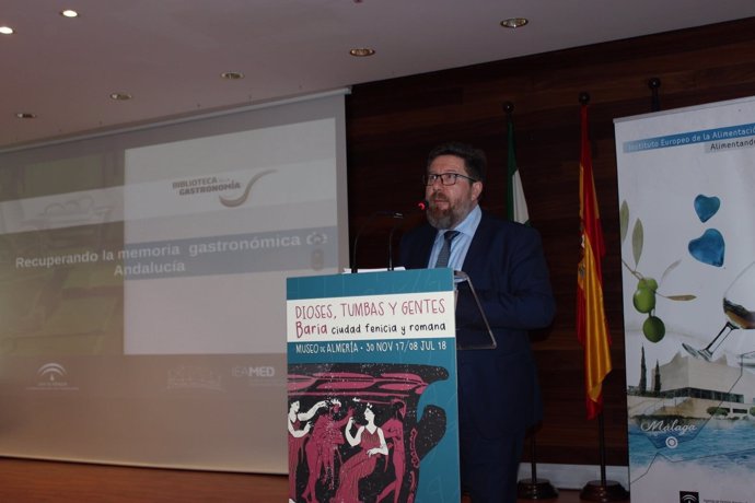 El consejero de Agricultura presenta la Biblioteca de la Gastronomía Andaluza