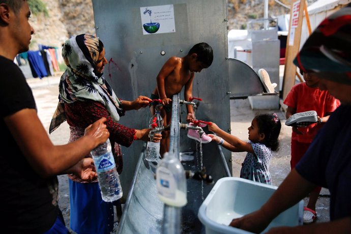 Refugiados cogen agua en Moria, Lesbos