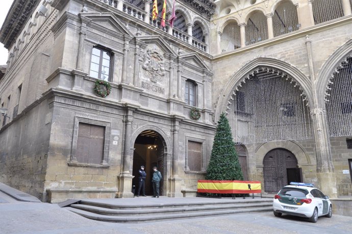 Ayuntamietnode Alcañiz antes de abrir la capilla ardiente