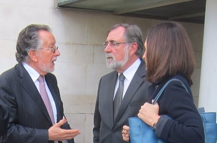 Alfonso Grau (izquierda de la imagen) y sus abogados